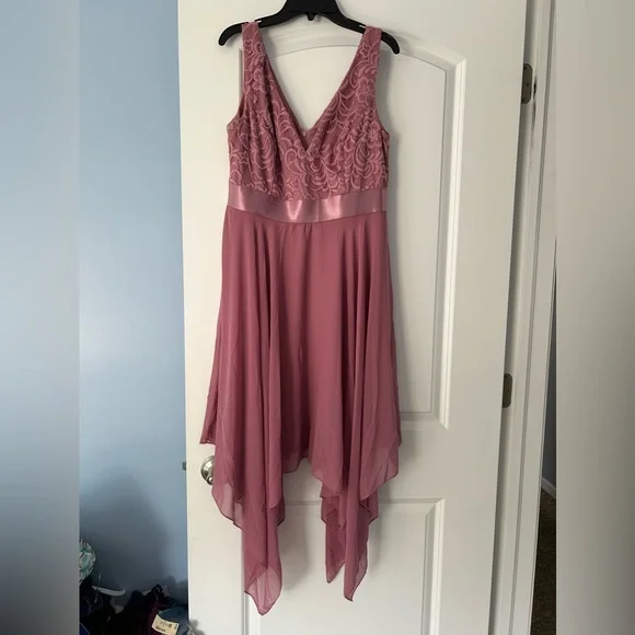Women’s formal dress, worn once! - Picture 2 of 3